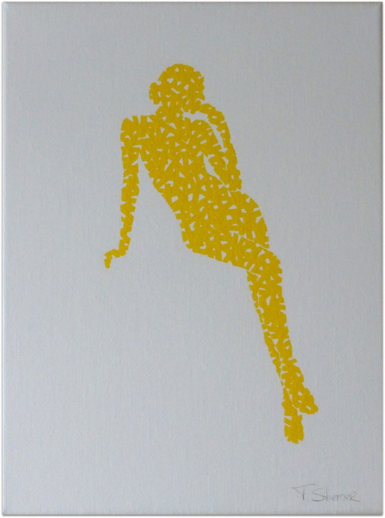 Vrouw zittend poserend in de kleur geel