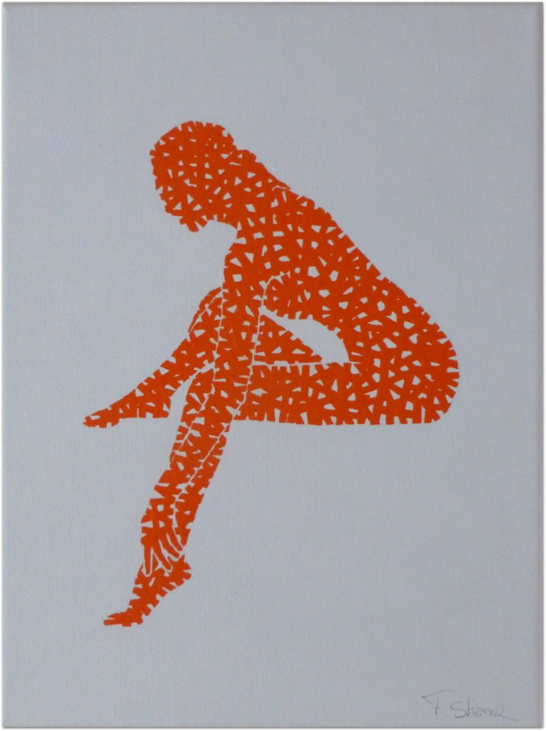 Naakte vrouw poserend in oranje
