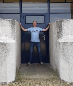 Frits Stiemer staand met spijkerbroek en indigo t-shirt