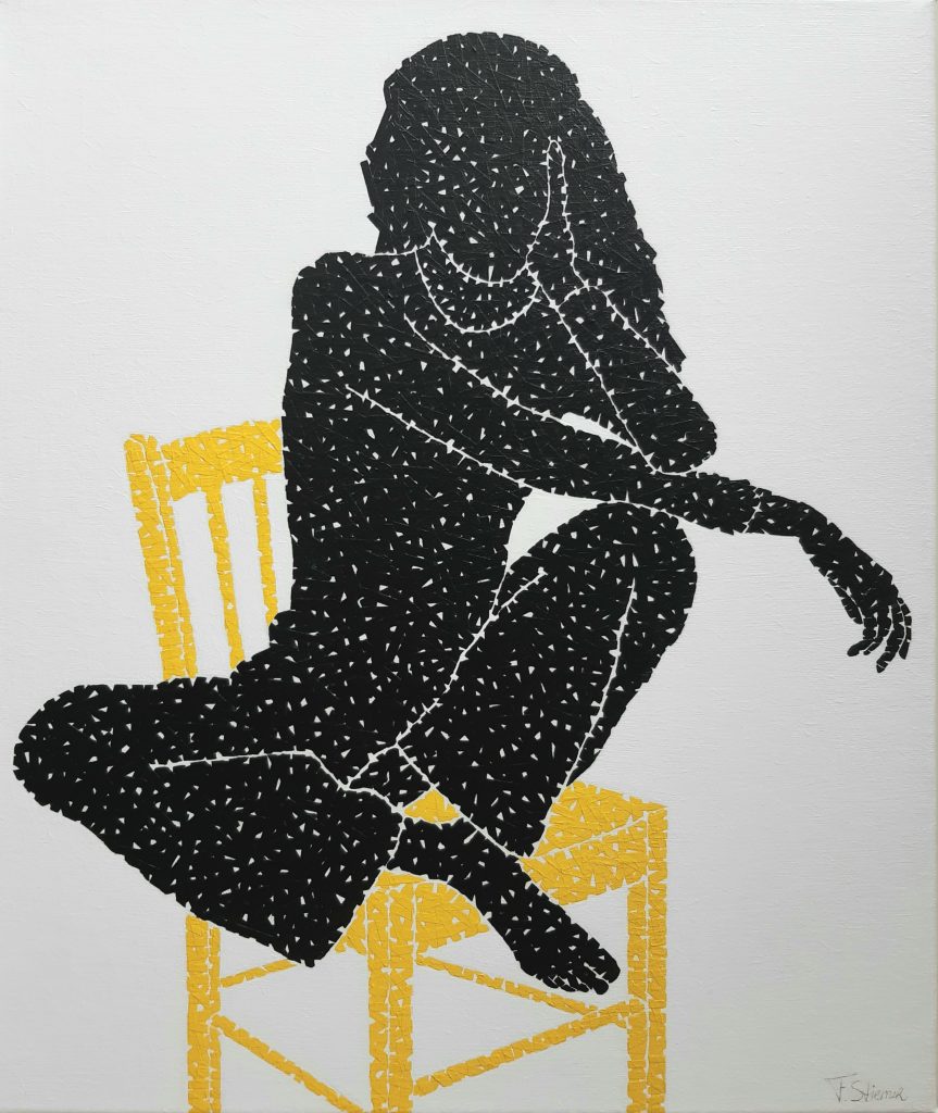 Vrouw poserend op een stoel in zwart en geel